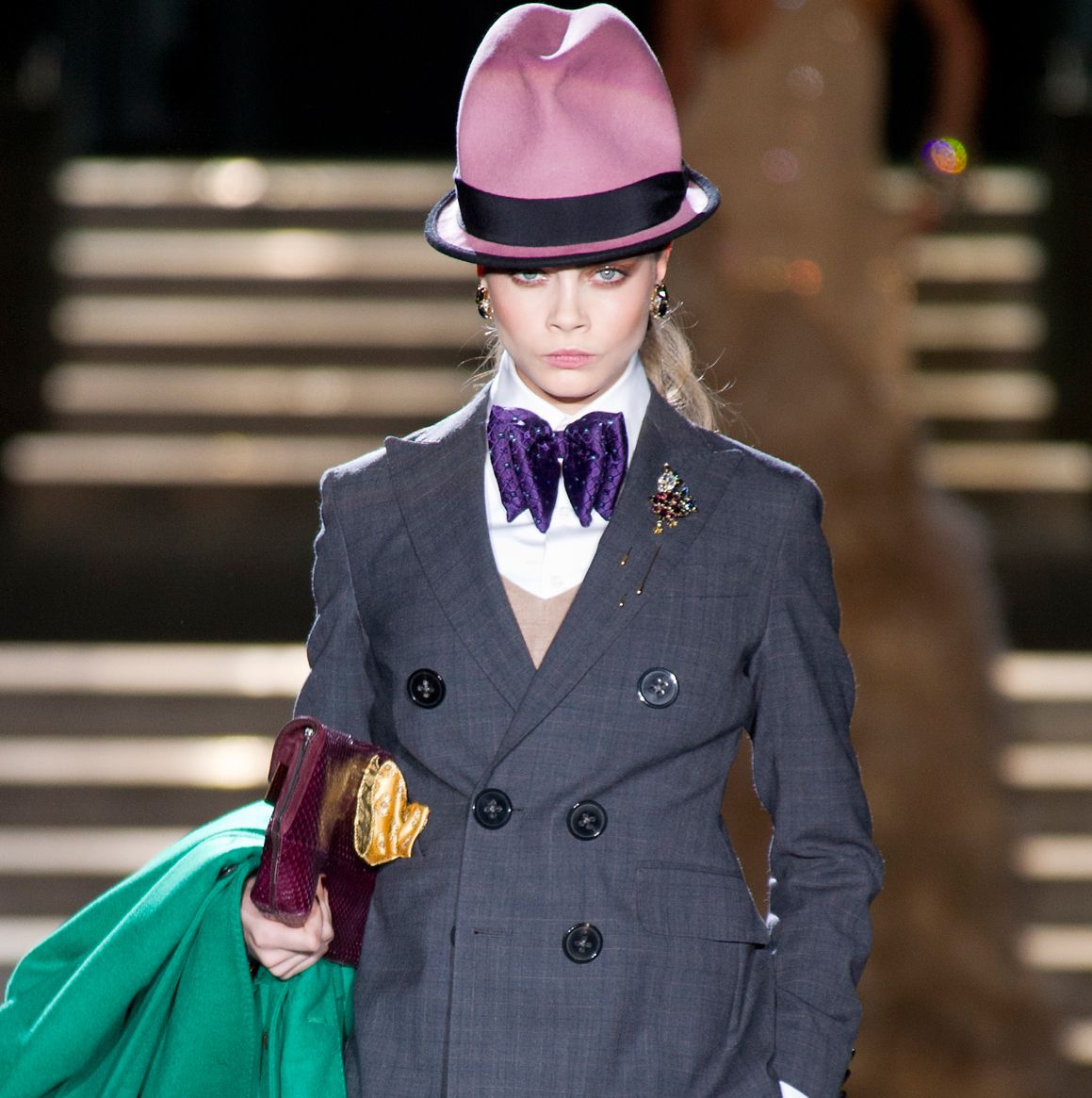 Γραβάτα ή παπιγιόν; Τώρα οι γυναίκες μπορούν